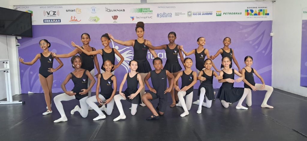 O projeto começou com apenas 14 alunos. Hoje, atende mais de 500 crianças, jovens e mulheres em diversas regiões: Complexo do Alemão, Duque de Caxias, Espírito Santo e Sertão da Bahia.