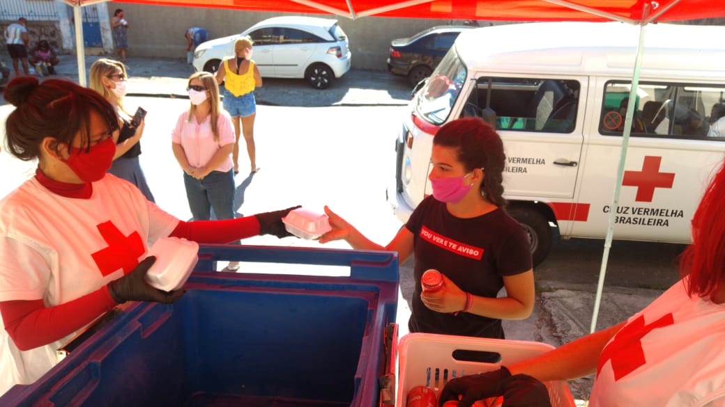 Mesa Brasil distribui hambúrgueres no Alemão - Divulgação