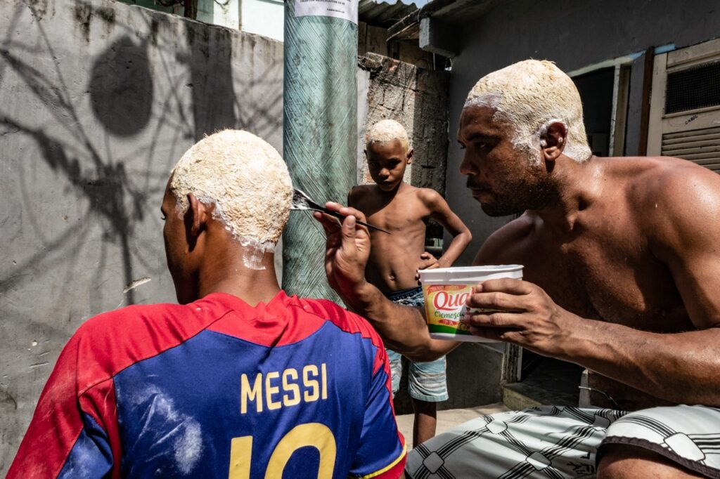 Blondendê, fazendo nevar para o natal. Morro do Dendê, Rio de Janeiro. Foto: Melissa de Oliveira
