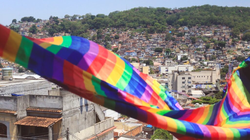 Bandeira do arco-íris, que representa a comunidade LGBT, tremula em frente a favela - Talita Nascimento