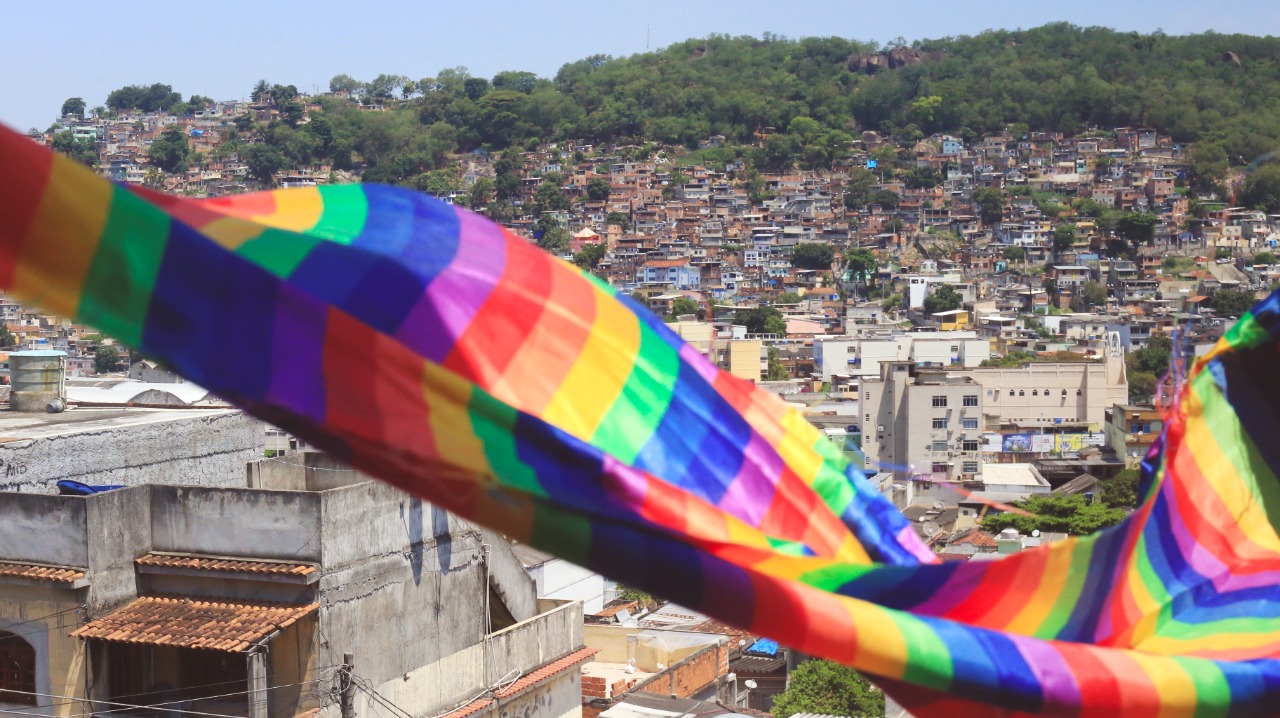 Bandeira do arco-íris, que representa a comunidade LGBT, tremula em frente a favela - Talita Nascimento