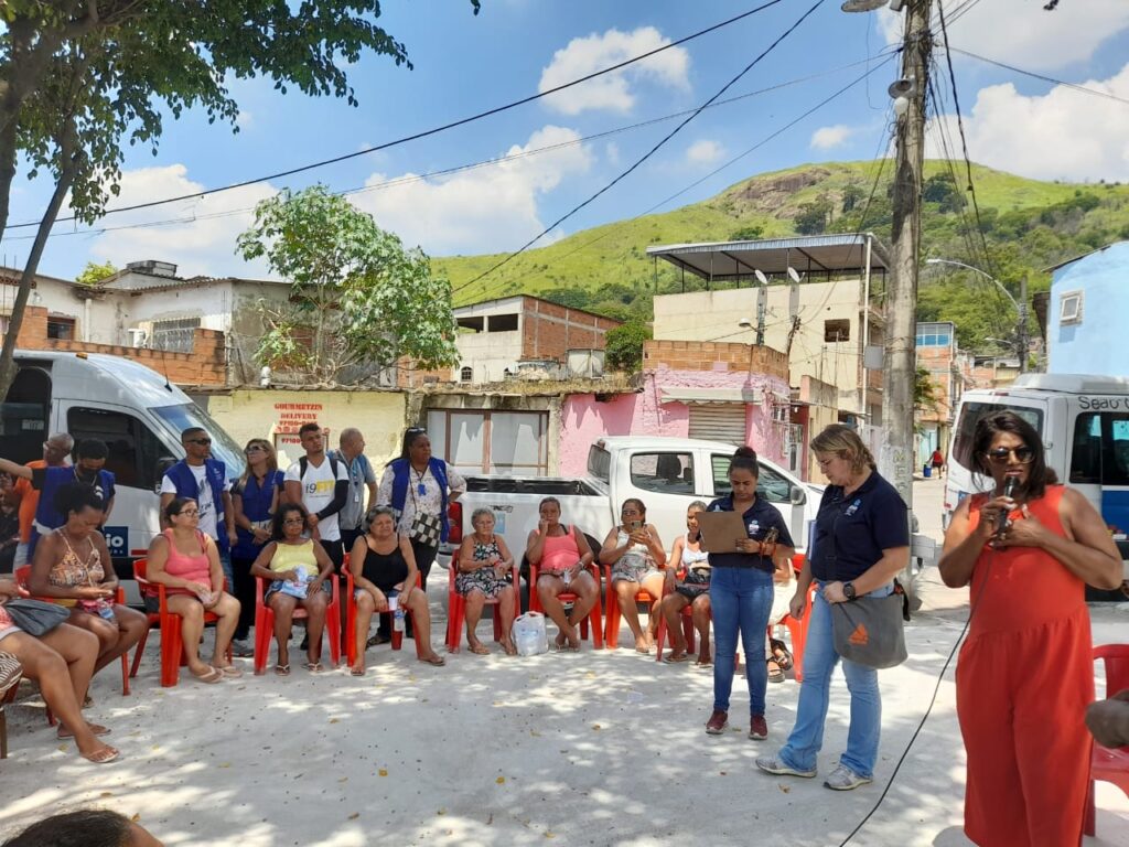 Foto: Divulgação / SEAC / Marli Peçanha (dir.) se reuniu com moradores e lideranças da região