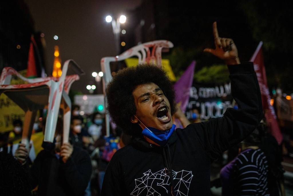 Em protesto contra a ação violenta da polícia na comunidade do Jacarezinho, no Rio de Janeiro, o movimento negro se reúne em frente ao MASP para protestar (Foto: Bruno Santos / Folhapress)