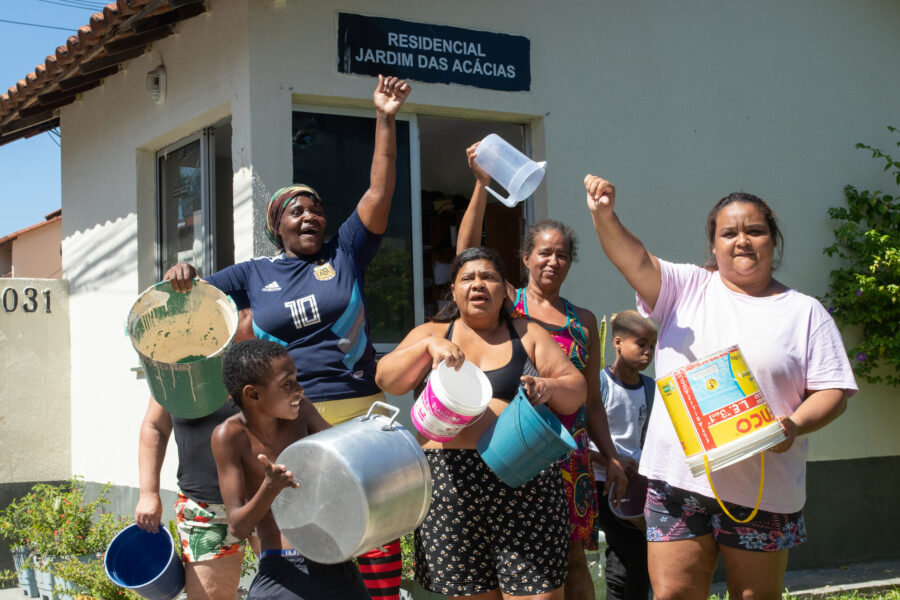Moradores protestam diante da falta d'água em condomínio (Foto: Matheus Guimarães)