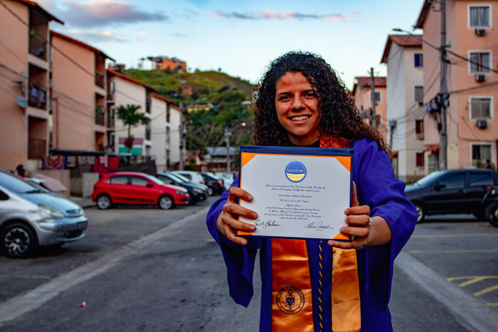 Segurando o diploma na localidade onde foi nascida e criada Foto: Vilma Ribeiro / Voz das Comunidades