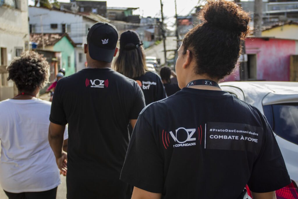 Equipe do Voz das Comunidades faz ação social para população em Pernambuco (Foto: Guilherme Oliveira)