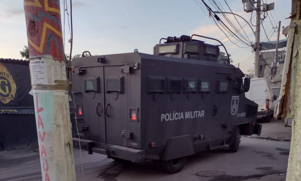 Blindado da PM na localidade Karatê, na Cidade de Deus (Foto: Reprodução)