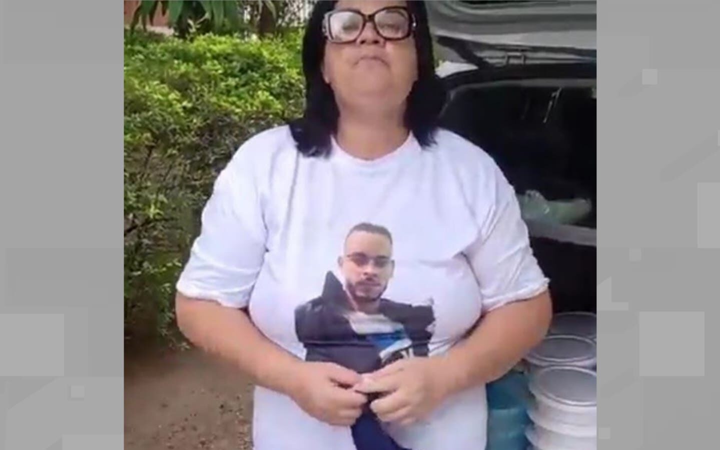 Adriana Santana com a camiseta estampando a imagem do filho Foto: Reprodução/ Redes Sociais