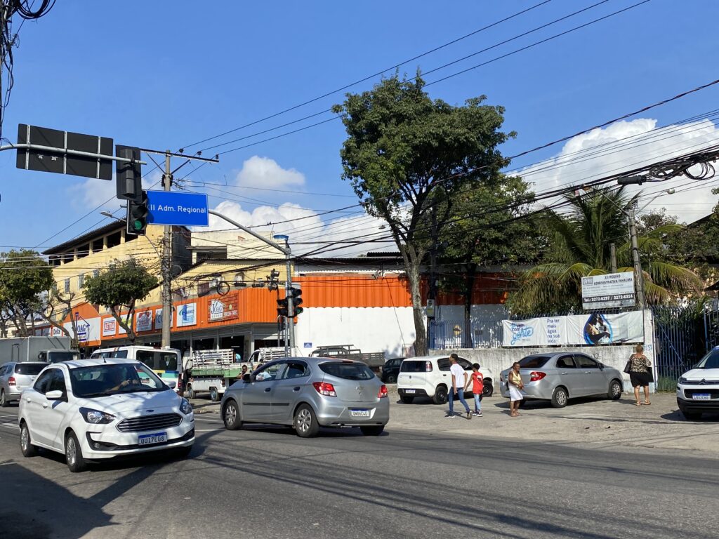 Semáforos da Estrada Adhemar Bebiano, em Inhaúma, voltam a funcionar. Foto: Kelen Gladson