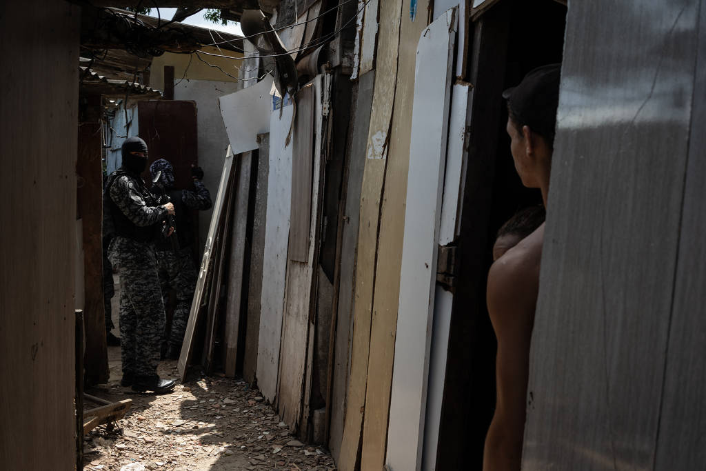 Policias fazem ronda na favela do Jacarezinho, zona norte do Rio Foto: Tércio Teixeira - 26.jan. 2022/Folhapress