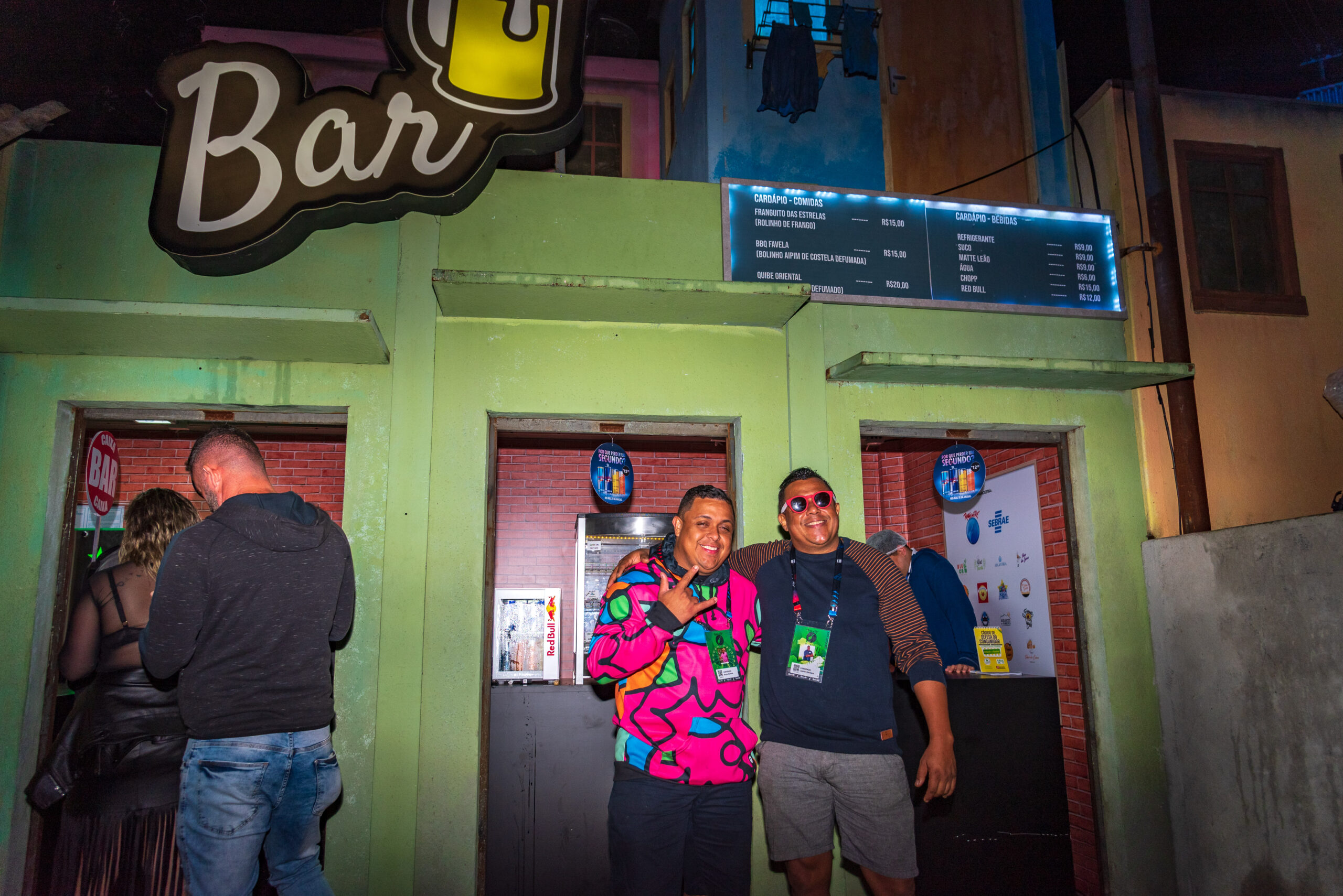 Direto do Morro dos Prazeres, empreendedores Leandro e Bruno, do Bar do Tino, marcaram presença no Rock in Rio. (Foto: Selma Souza / Voz das Comunidades)