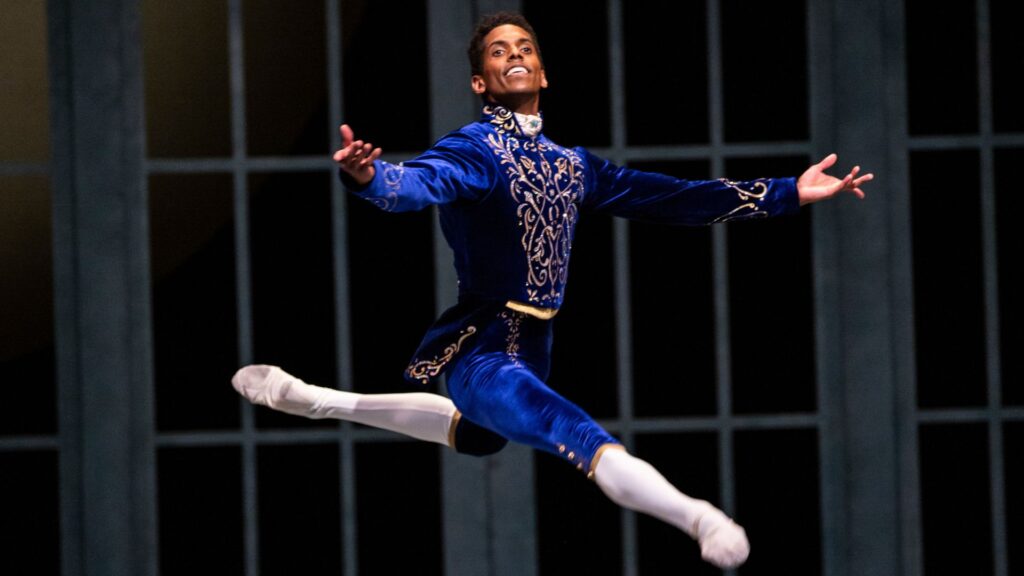 Dançando como o Príncipe Siegfried no terceiro ato de O Lago Dos Cisnes com o Pacific Northwest Ballet Foto: Angela Sterling