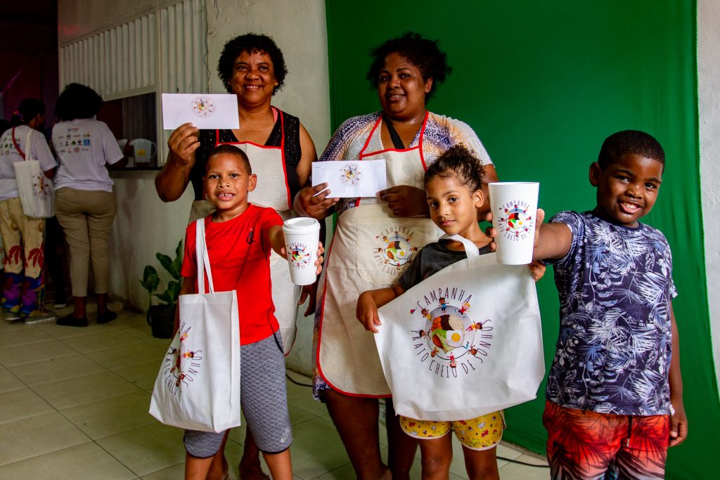 Crianças de até seis anos receberam o Cartão Alimentação que terá duração de 3 meses Foto: Vilma Ribeiro / Voz das Comunidades