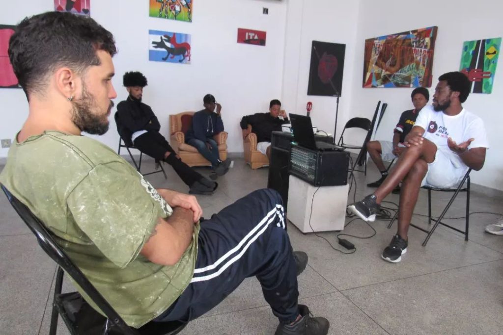 Papo de baile do MaisUm debate masculinidade nas favelas. Foto: Papodebailedomaisum/ Instagram