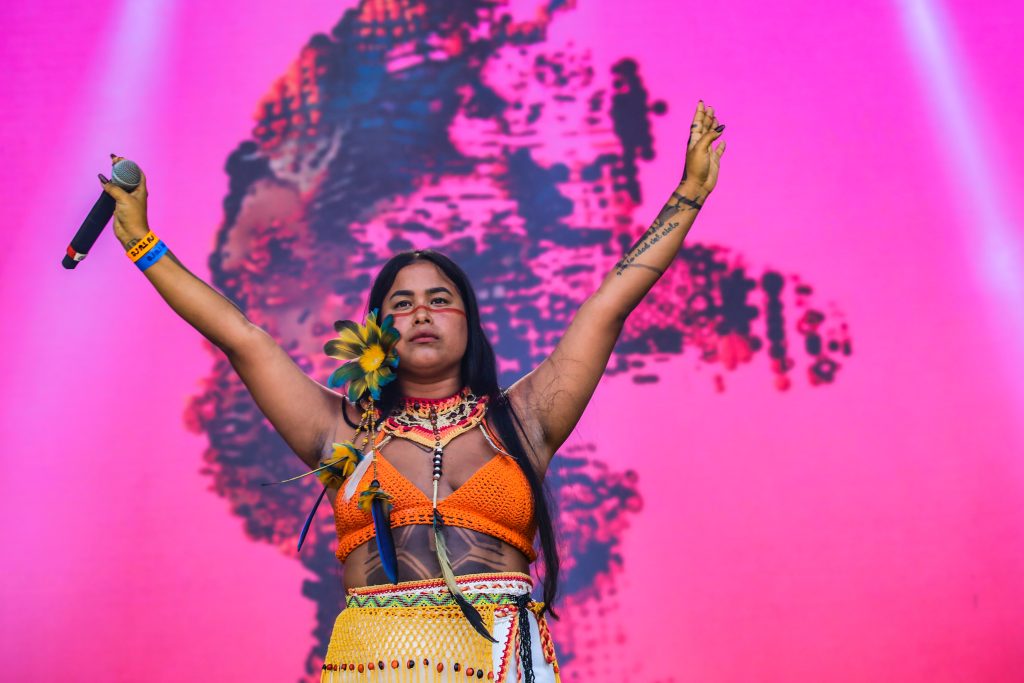 Cantora do povo Guajajara cria contra narrativas com a música. Scarlett Rocha / Divulgação