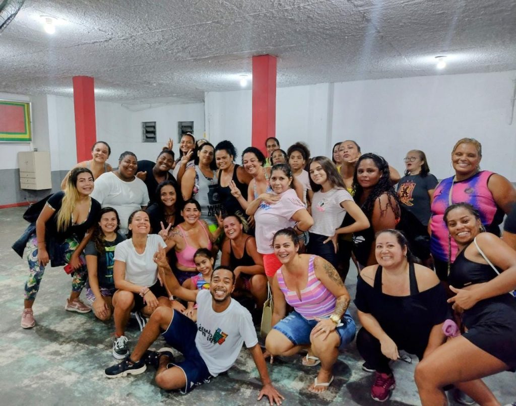 Turma de aulas de dança do projeto Dançando com Carolinno
