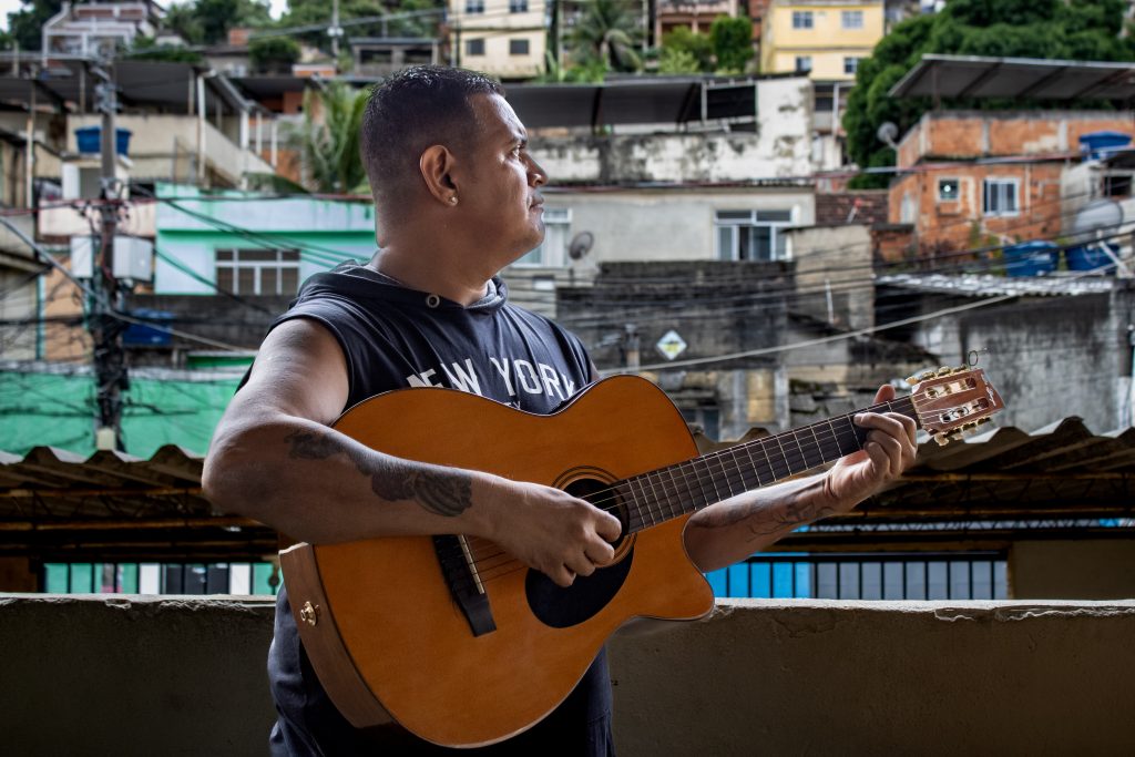 Jota é fã de Michael Jackson e os estilos musicais que sua mãe ouvia, como disco dance e samba, foram referências.