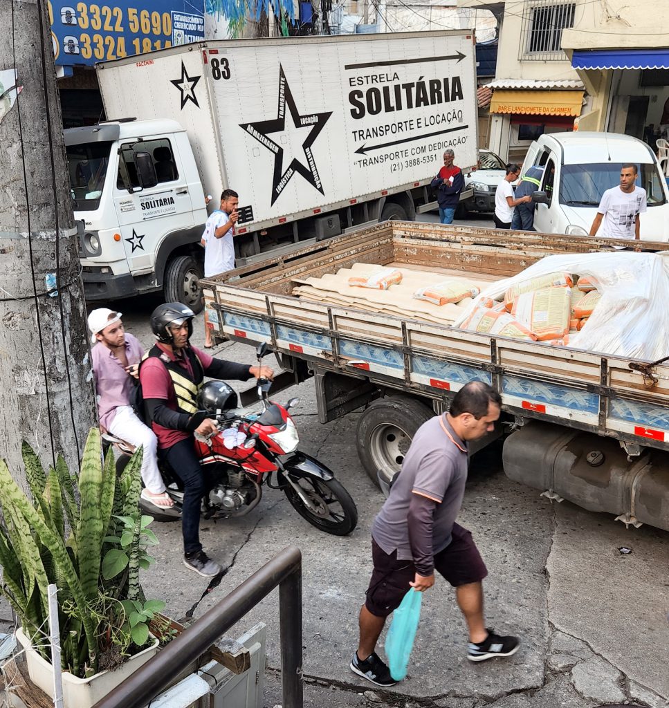 Largo do Santinho, área de vários comércios, engarrafado (Foto: Igor Albuquerque / Voz das Comunidades)