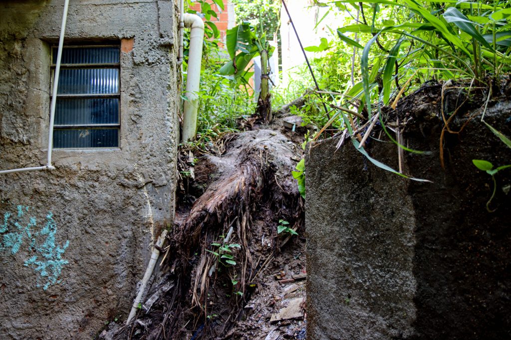 Enquanto nada é feito, os moradores seguem com medo de novos deslizamentos. (Foto: Vilma Ribeiro/Voz das Comunidades)
