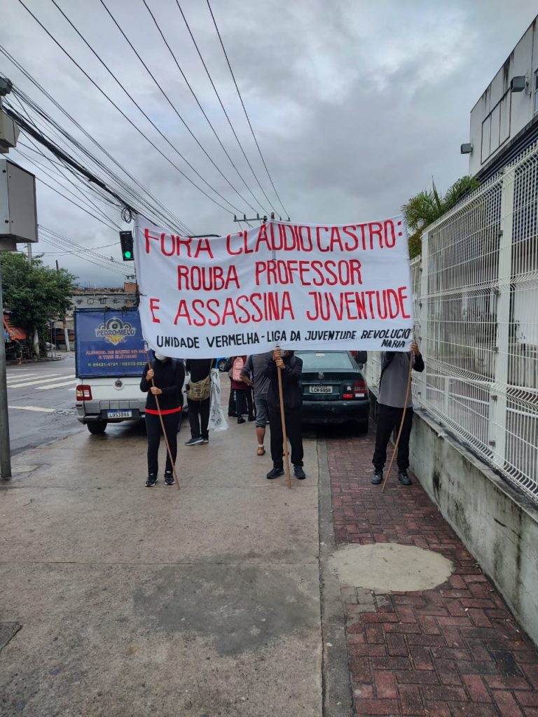 Manifestação na porta do Colégio Tim Lopes. (Foto: Caio Viana / Voz das Comunidades)