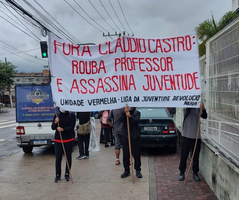 Manifestação na porta do Colégio Tim Lopes. (Foto: Caio Viana / Voz das Comunidades)