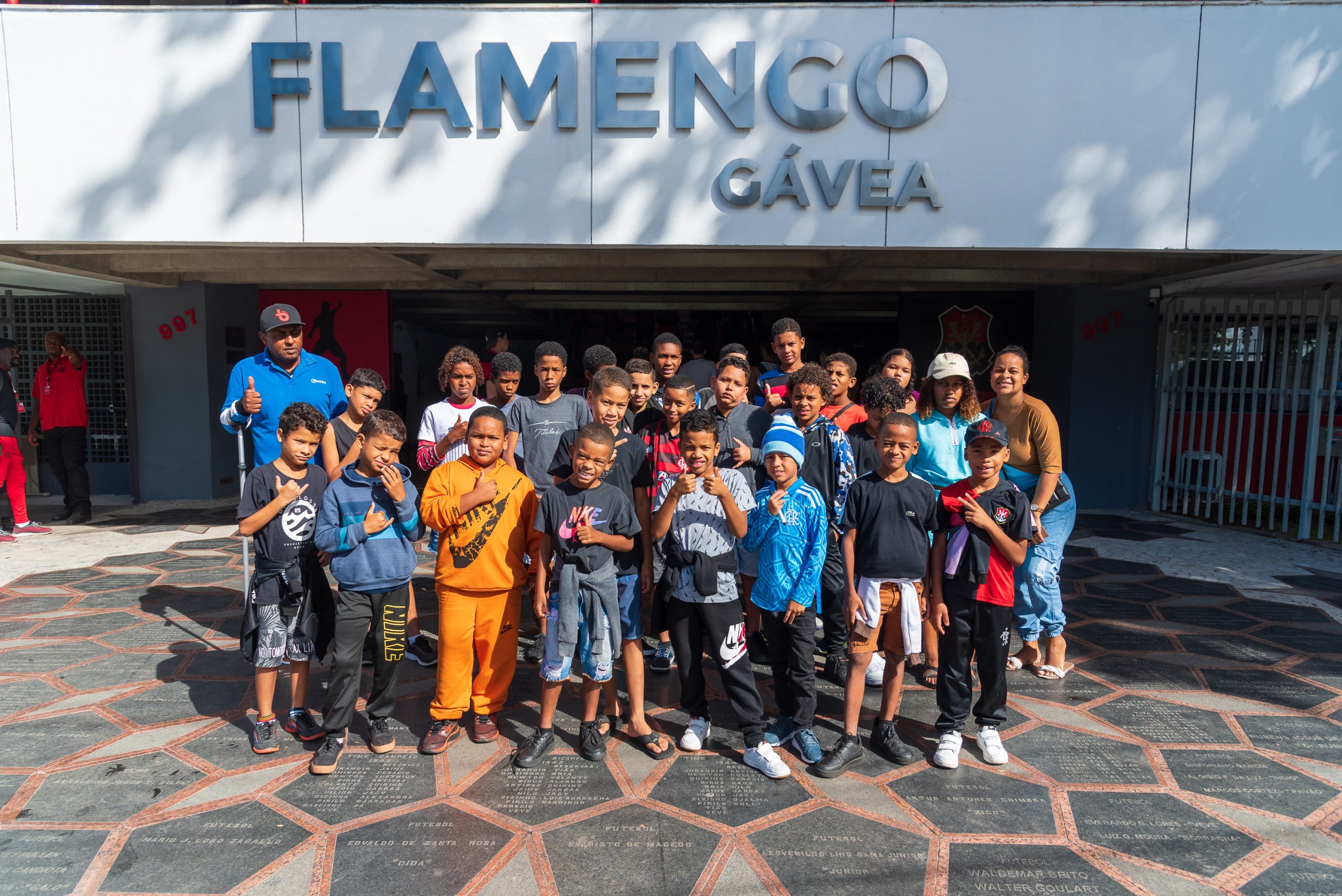 Crianças do Inferno Verde visitaram a sede do Flamengo na Gávea. (Foto: Selma Souza / Voz das Comunidades)