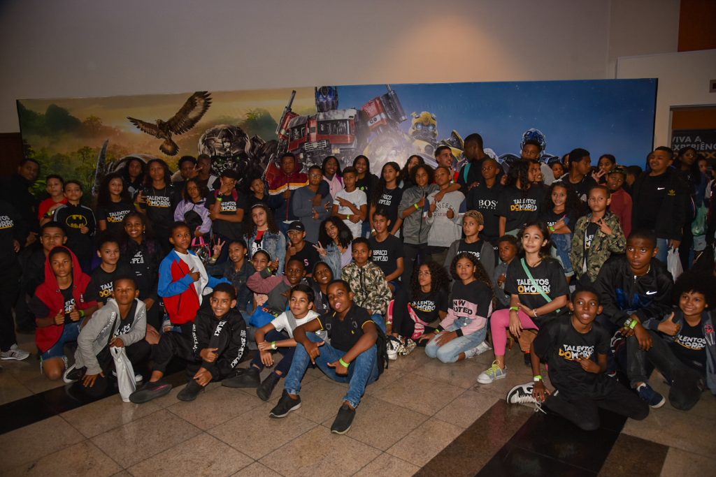 Foram quatro ônibus para levar toda essa turma ao cinema. (Foto: Selma Souza / Voz das Comunidades)