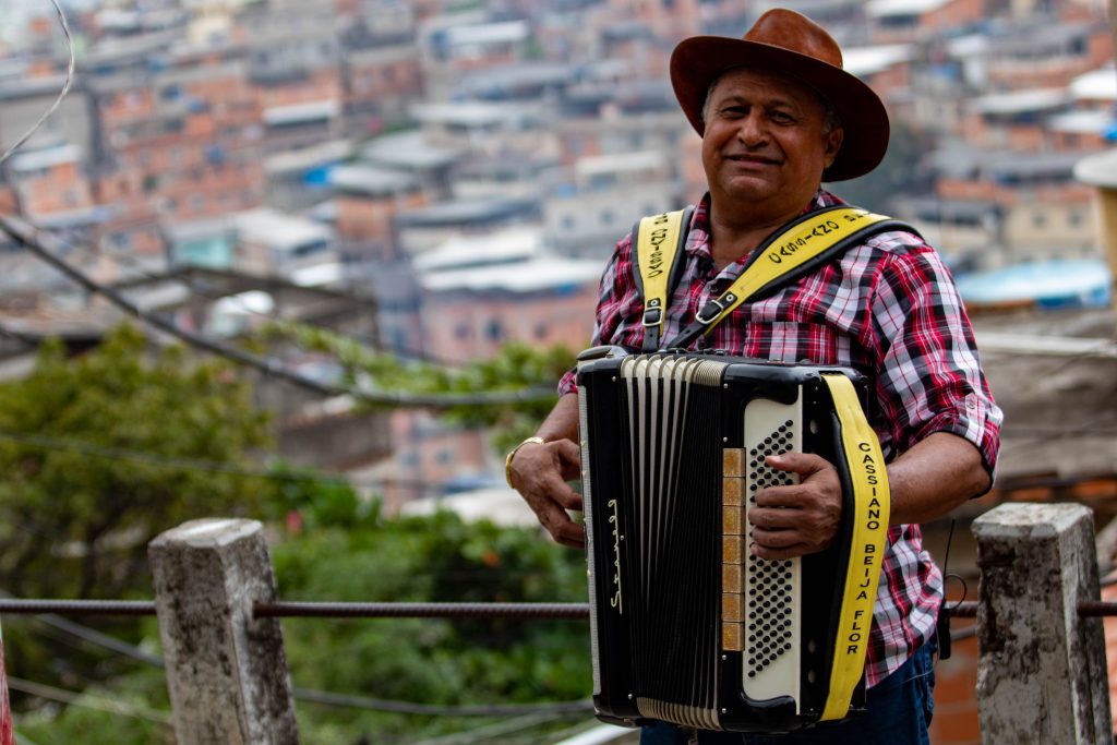 Seu Cassiano Beija-Flor se apresenta em casa, no CPX do Alemão. (Foto: Vilma Ribeiro / Voz das Comunidades)