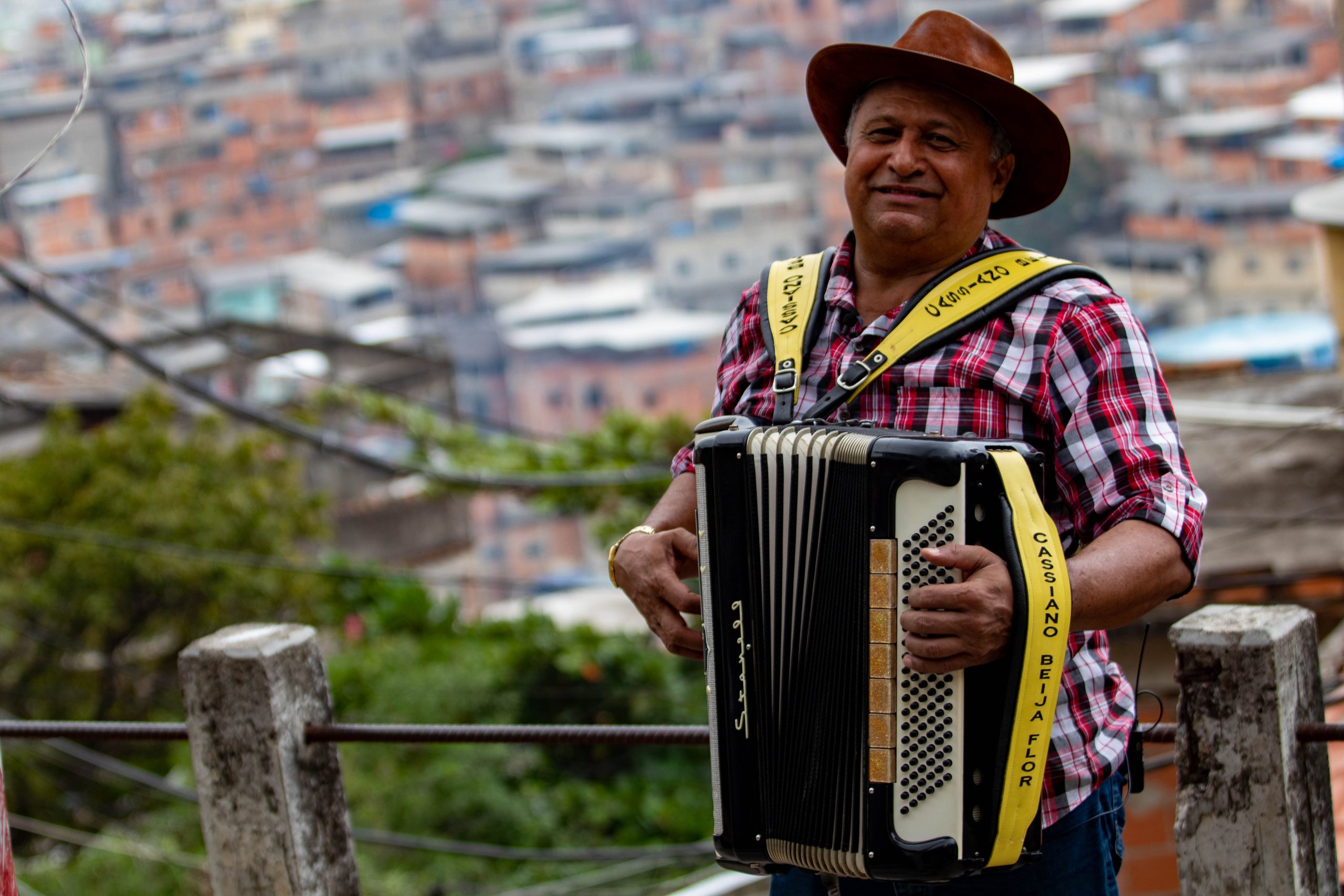 Seu Cassiano Beija-Flor se apresenta em casa, no CPX do Alemão. (Foto: Vilma Ribeiro / Voz das Comunidades)