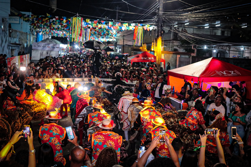 Primeira noite do Arraiá do Alemão teve muitas cores, sorrisos e shows