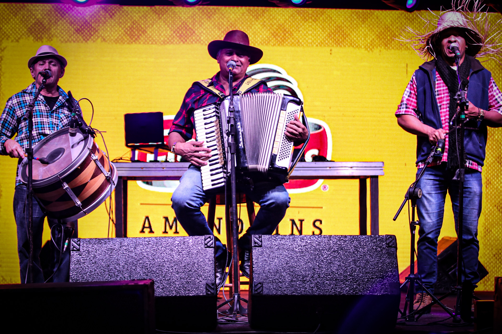 Cassiano Beija-Flor se apresentou com seu grupo. (Foto: Hector Santos / Voz das Comunidades)