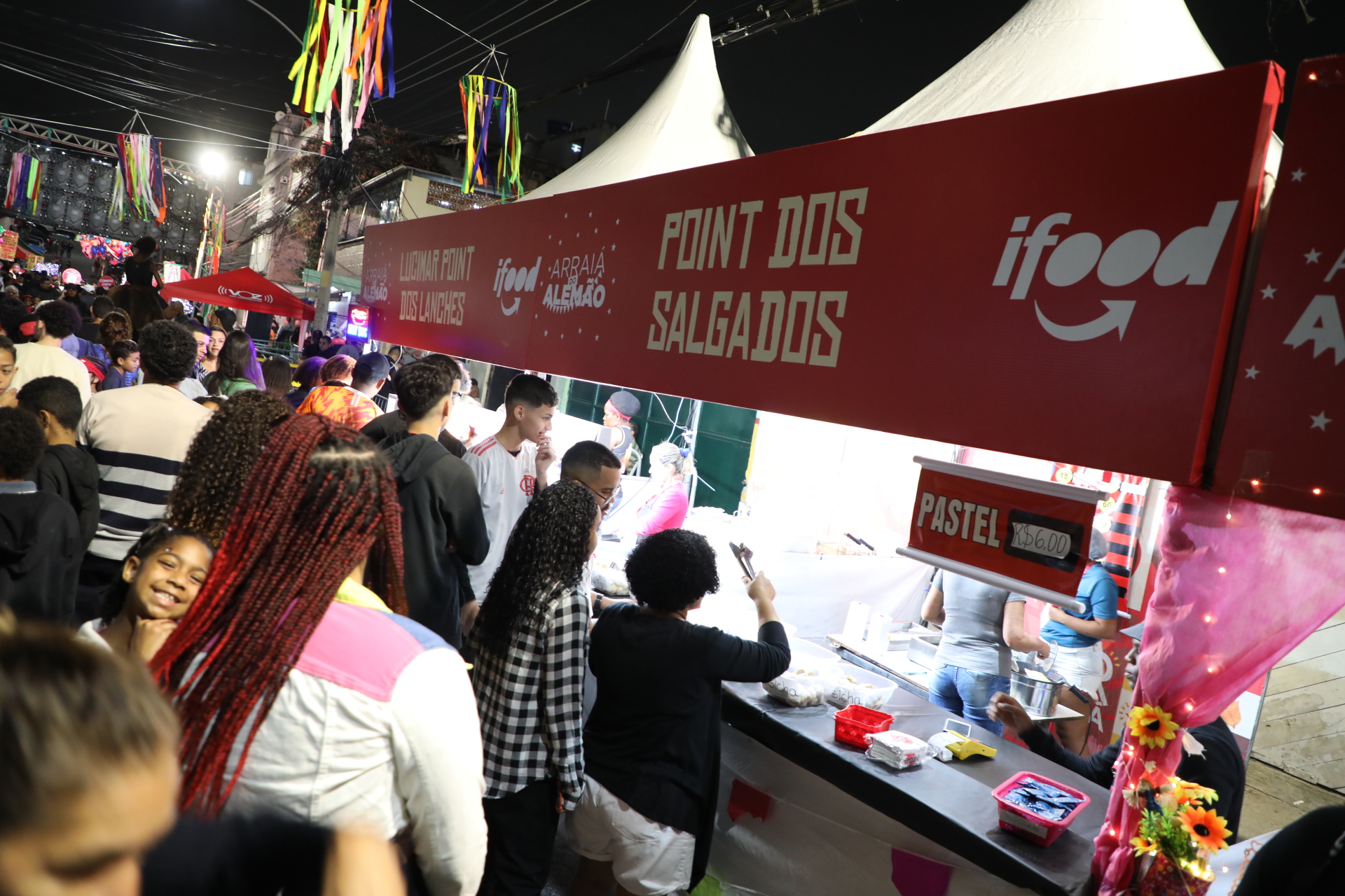 Uma família inteira está vendendo salgados pela primeira vez. (Foto: Bruno Itan / Voz das Comunidades)