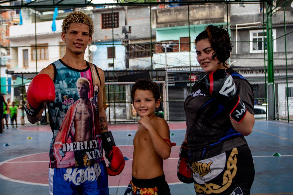 Wanderley (esq) sonha em ser grande profissional do UFC (Foto: Vilma Ribeiro / Voz das Comunidades)