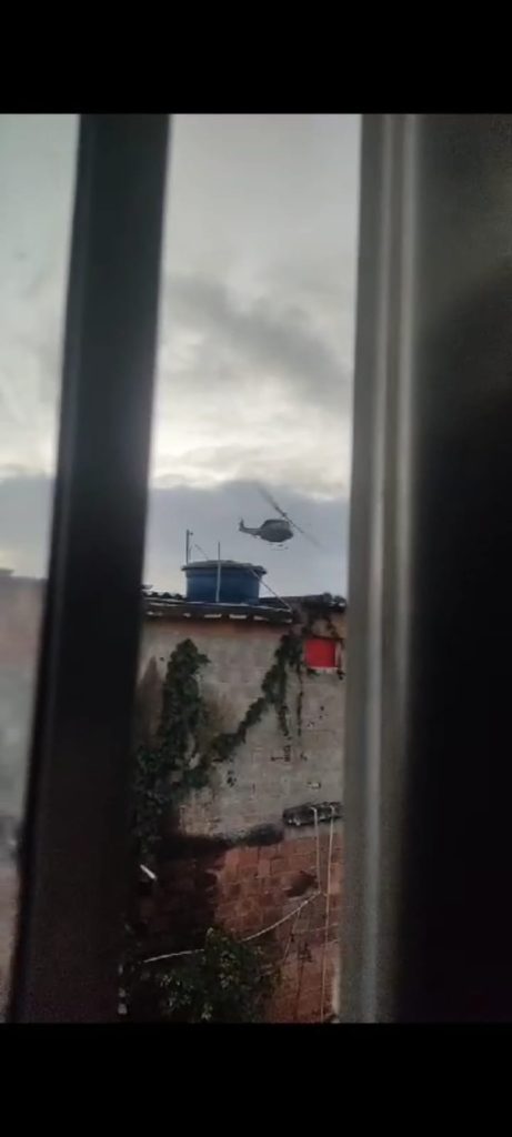 Helicóptero sobrevoou a região da Vila do Pinheiro com voos rasantes. (Foto Reprodução)