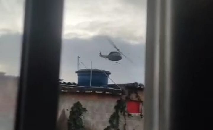 Helicóptero sobrevoou a região da Vila do Pinheiro com voos rasantes. (Foto Reprodução)