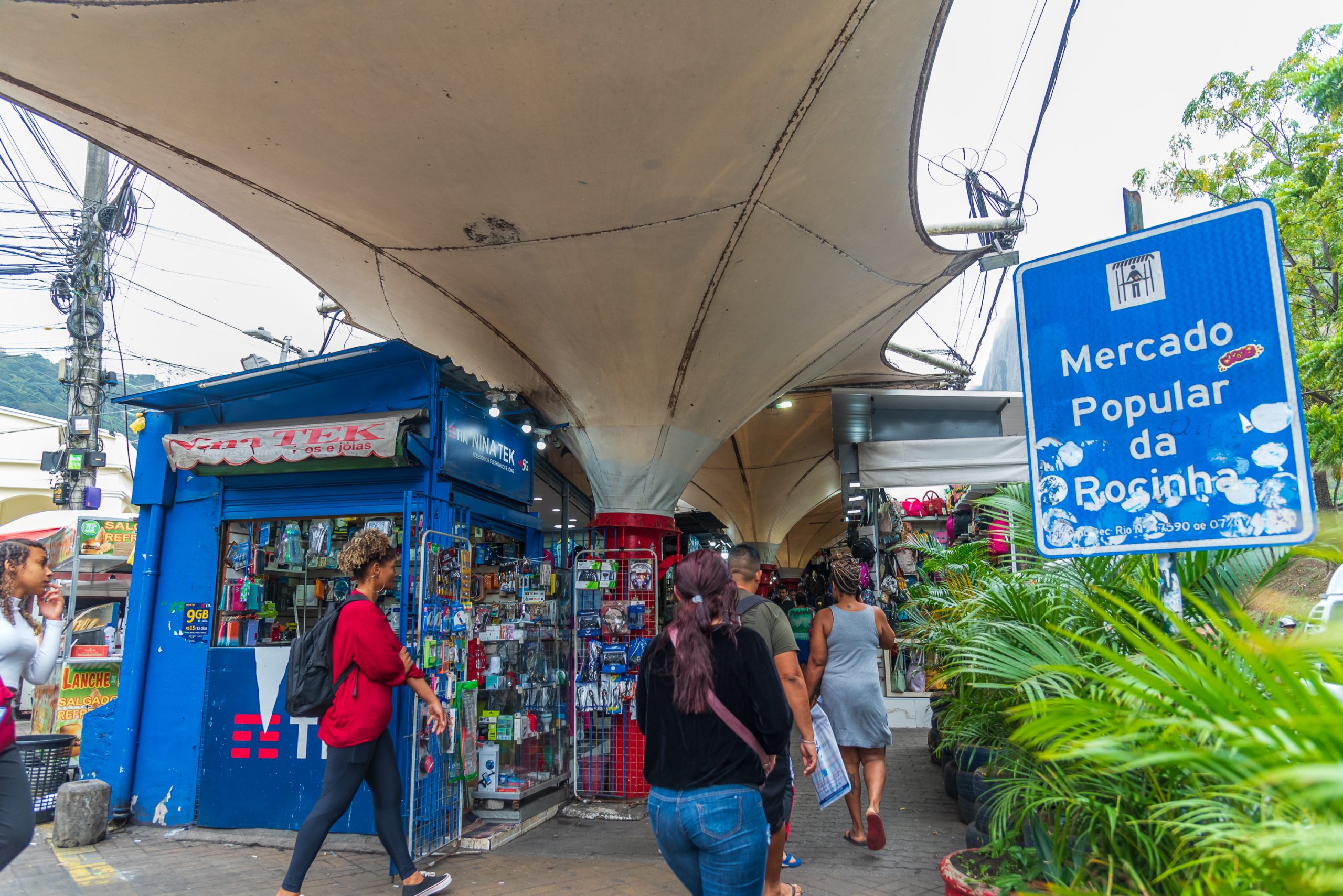 Camelódromo fica na entrada da Rocinha e movimenta o comércio da região (Foto: Selma Souza / Voz das Comunidades)