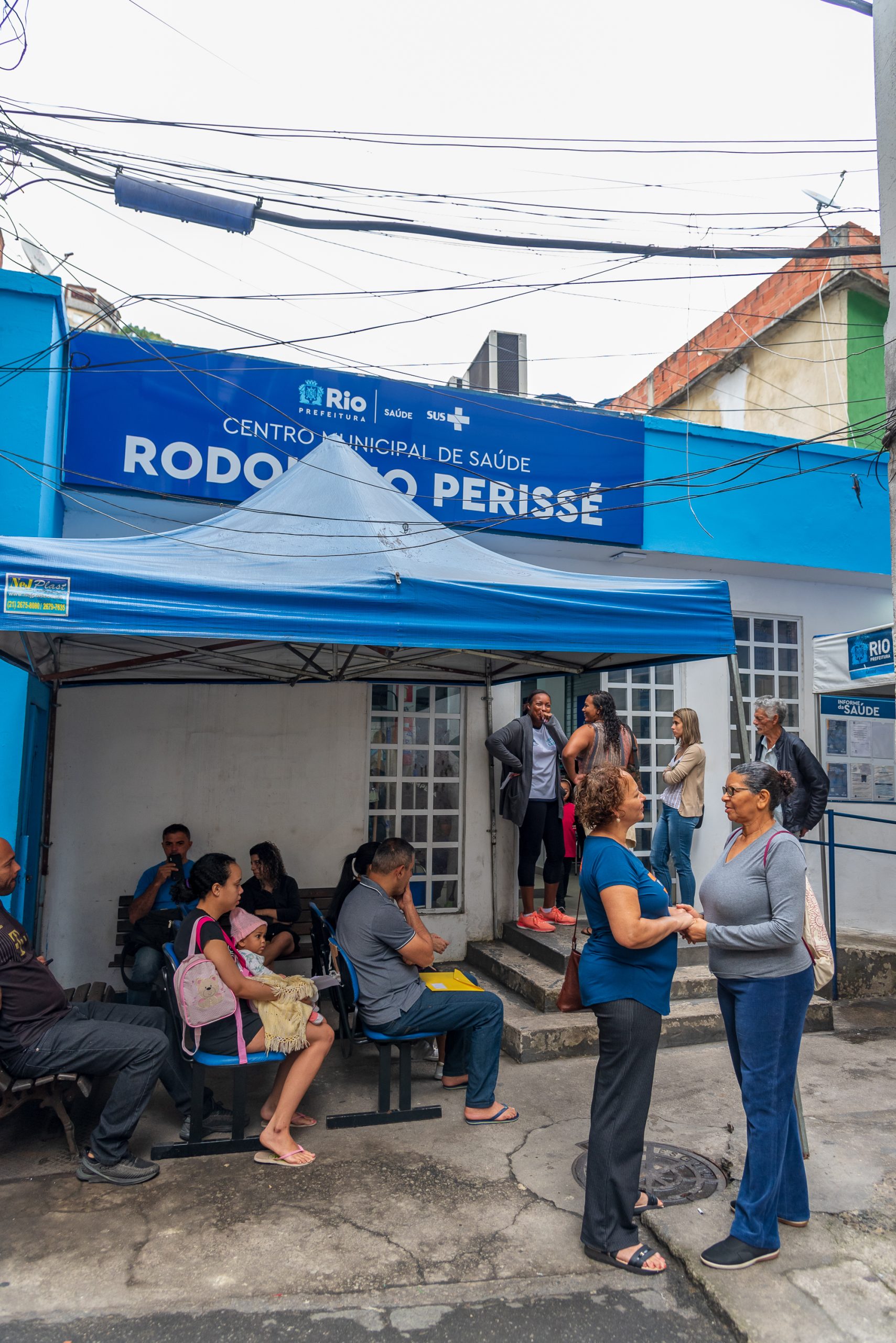 Os moradores esperam o atendimento do lado de fora da unidade. (Foto: Selma Souza / Voz das Comunidades)