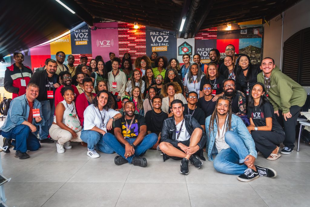 Comunicadores populares e jornalistas participaram da conversa com a apresentadora. (Foto: Selma Souza/Voz das Comunidades)