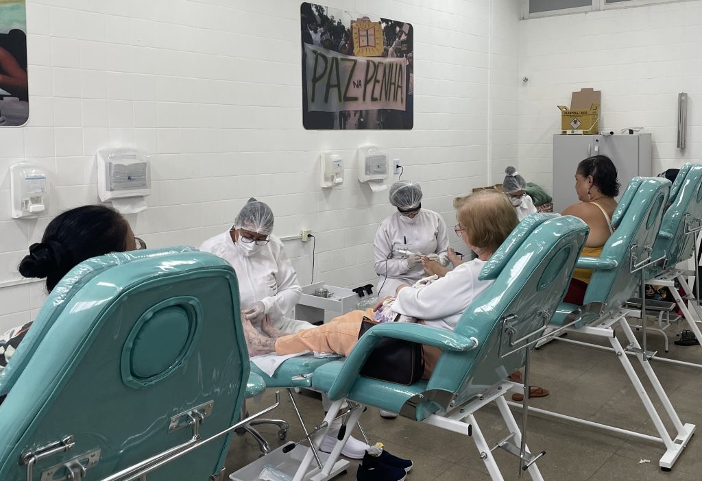 Serviço gratuito de podologia na Clínica da Família da Penha. (Foto: Divulgação)