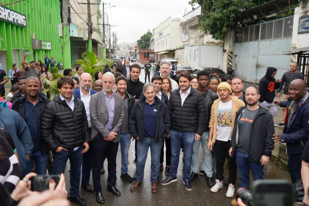 Ministro da Comunicação esteve acompanhado de representantes da educação e associações de moradores da região. (Foto: AfroReggae/ Divulgação)