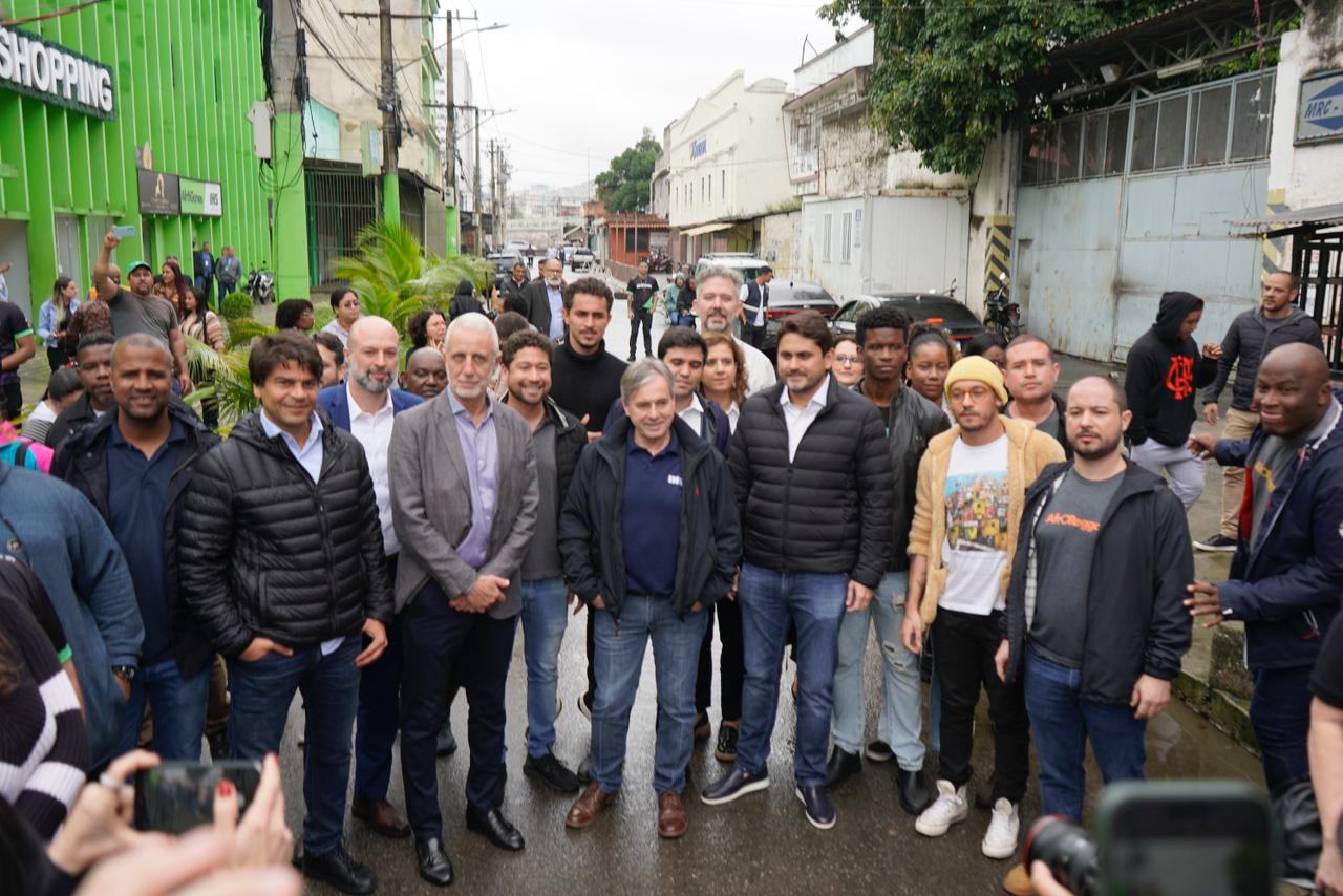 Ministro da Comunicação esteve acompanhado de representantes da educação e associações de moradores da região. (Foto: AfroReggae/ Divulgação)