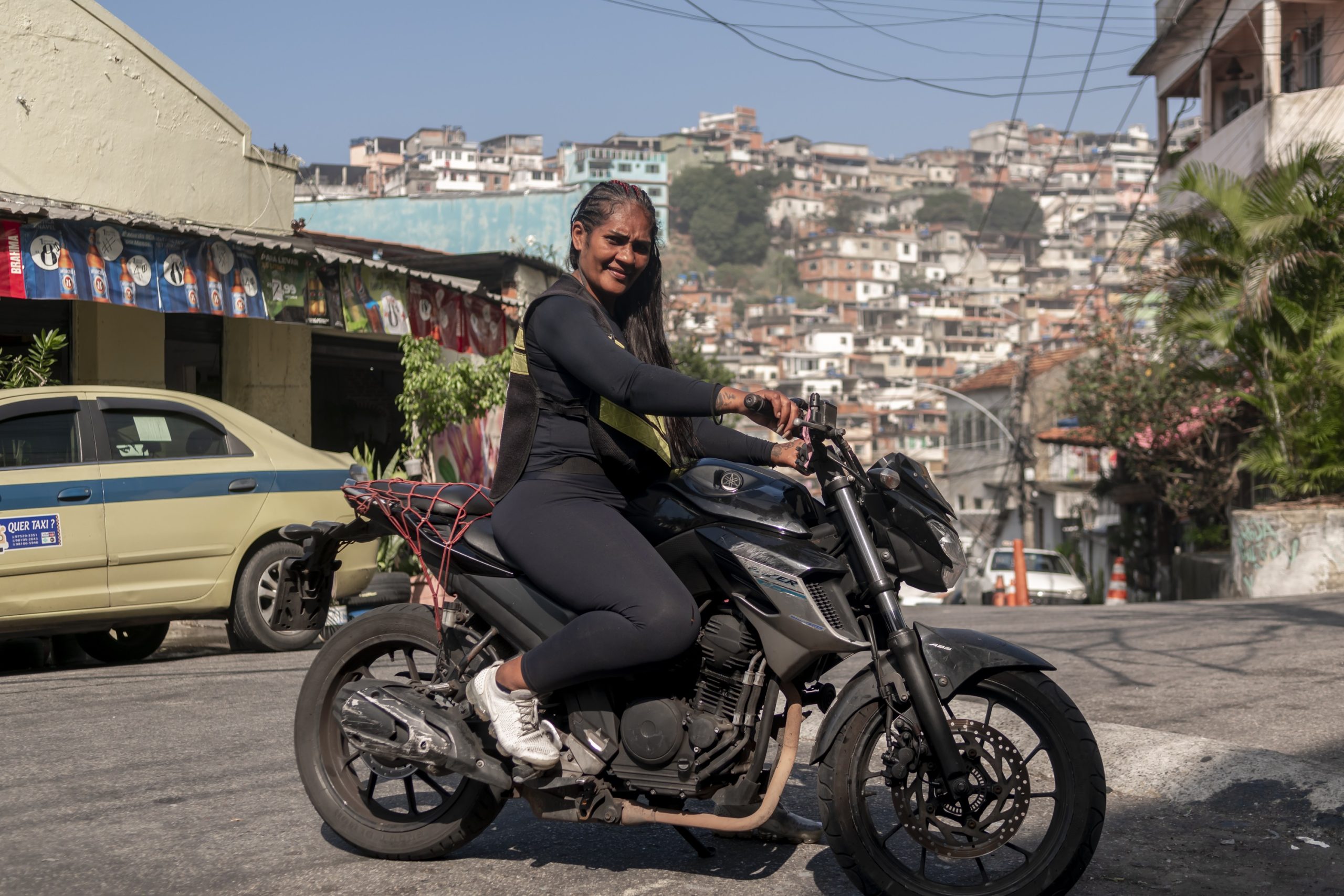 Patrícia foi uma das primeiras a entender que a função de mototaxista também pode ser das mulheres. Foto: Igor Albuquerque/Voz das Comunidades