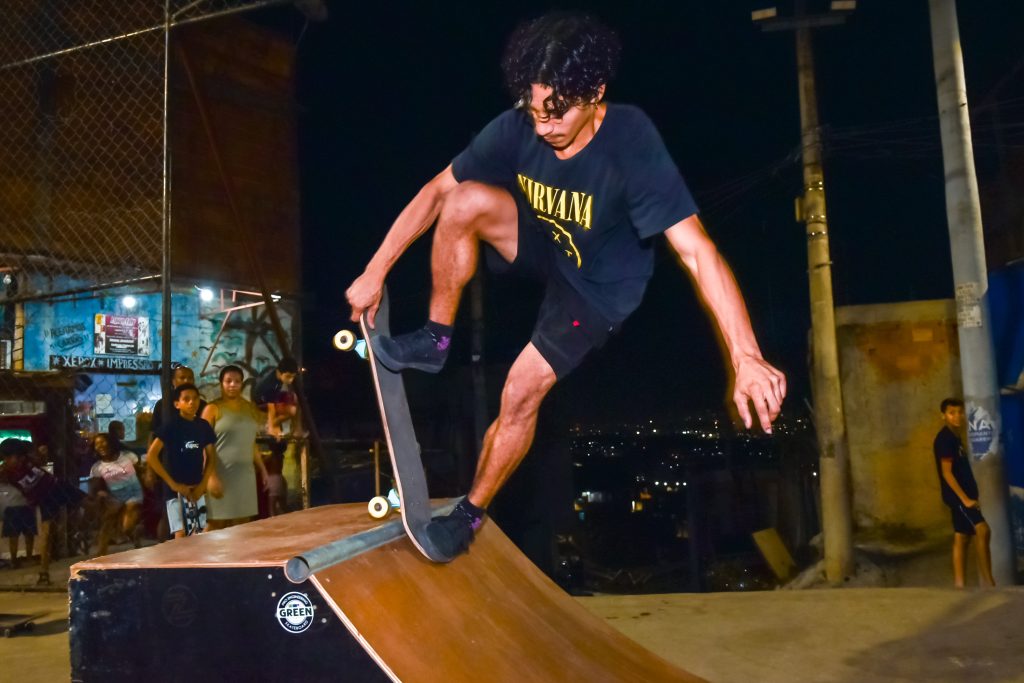 Jovens pulam obstáculos e fazem bonito no “Estação Skate”. Foto: Selma Souza/Voz das Comunidades