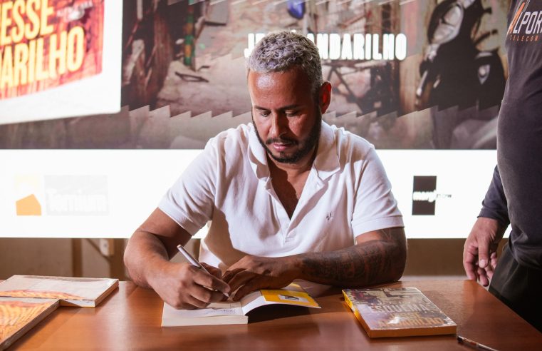 Com casa lotada, Jessé Andarilho lança ‘Esquema’ em Santa Cruz e distribui 150 exemplares do livro gratuitamente para o público