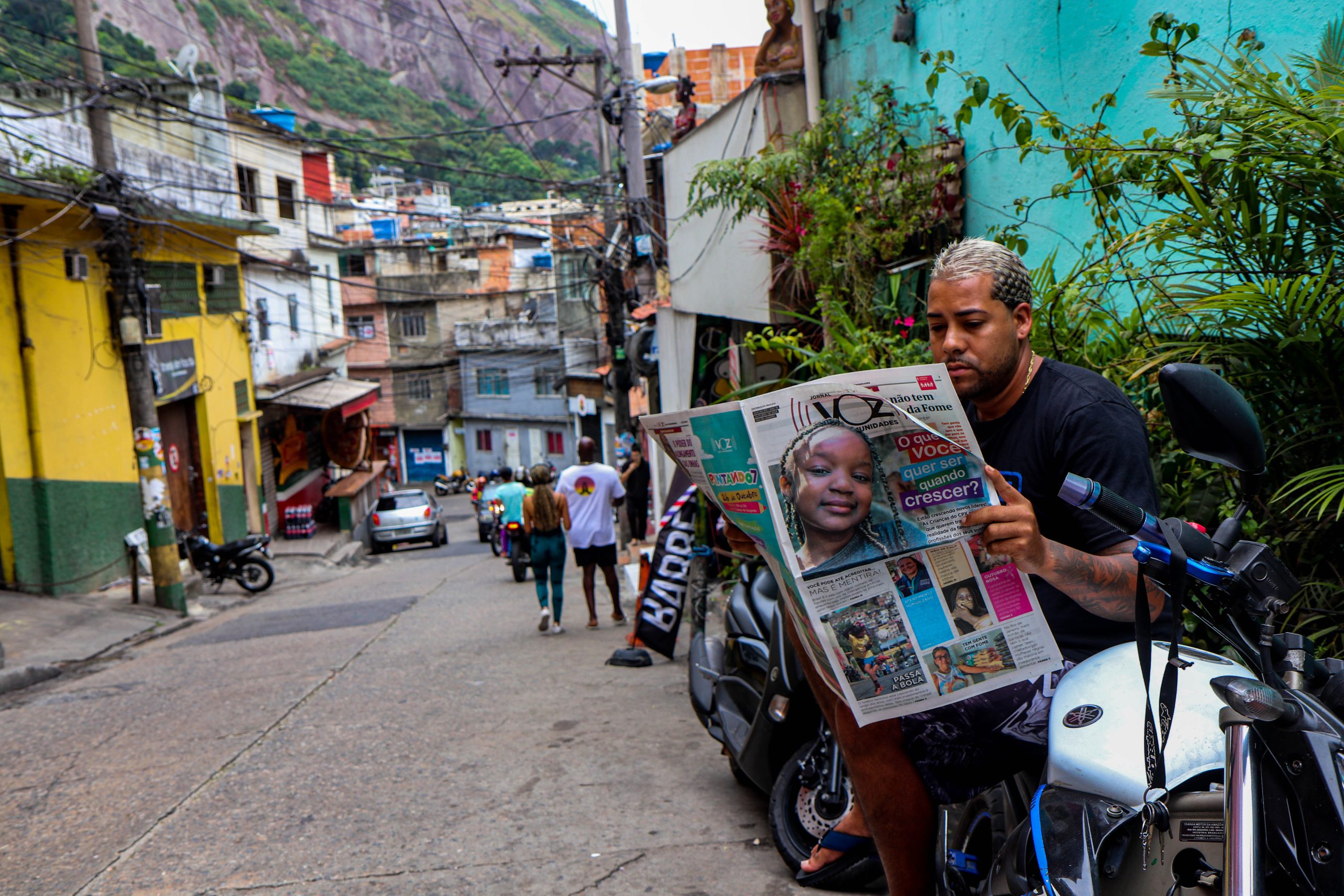 Morador do vidigal leitor assíduo do jornal impresso voz das comunidades. Ele nos mostrando a importância da leitura de notícias sobre o morador para os moradores. Foto: Vilma Ribeiro