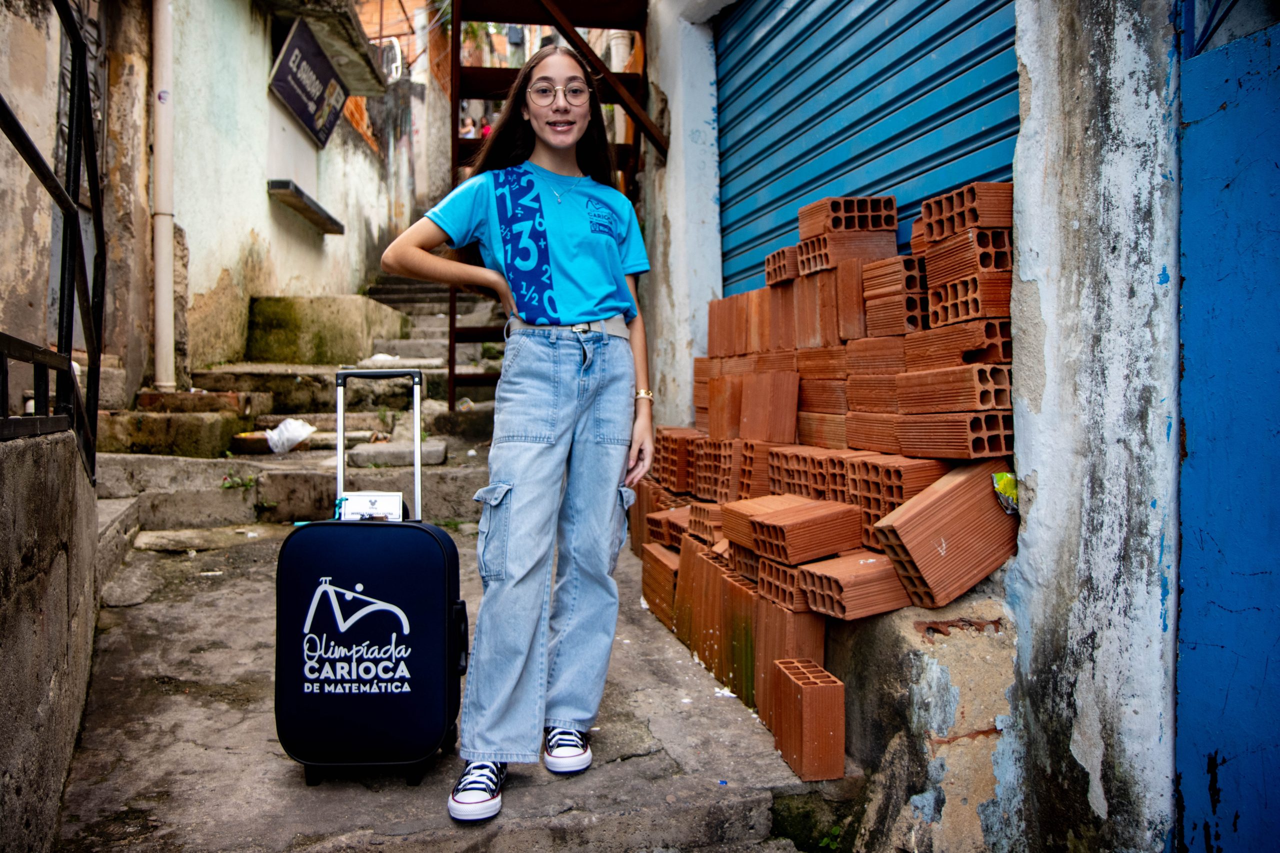 Myrela, moradora do complexo do alemão vencedora das olimpíadas de matemática. A cada tijolo conquistado é a construção do seu futuro. Myrela mora no Capão com seus pais e se dedica aos estudos com o apoio da família, visando melhorias de vida pela educação. Foto: Vilma Ribeiro