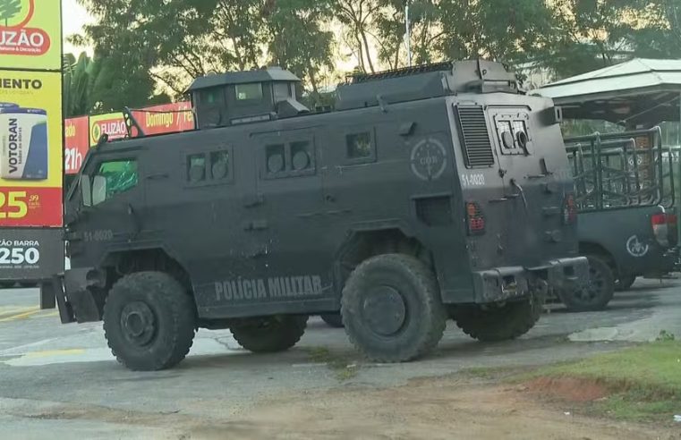 Escolas e postos de saúde fechados, dois mortos, um ferido, ônibus atravessado e cachorro atingido: Os impactos da operação policial na Cidade de Deus