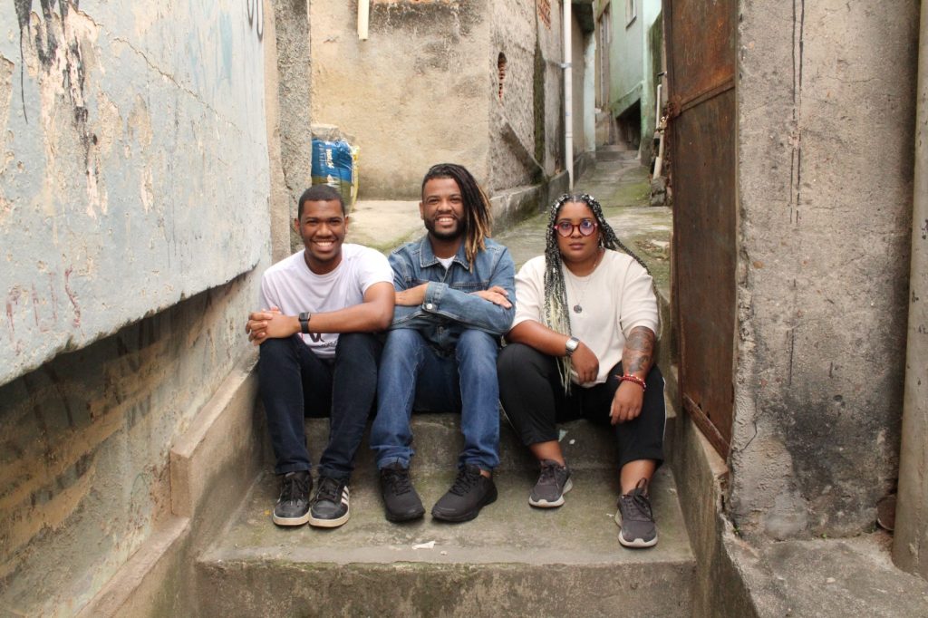 Renato Silva, Rene Silva e Gabriela Conc no início do Voz das Comunidades